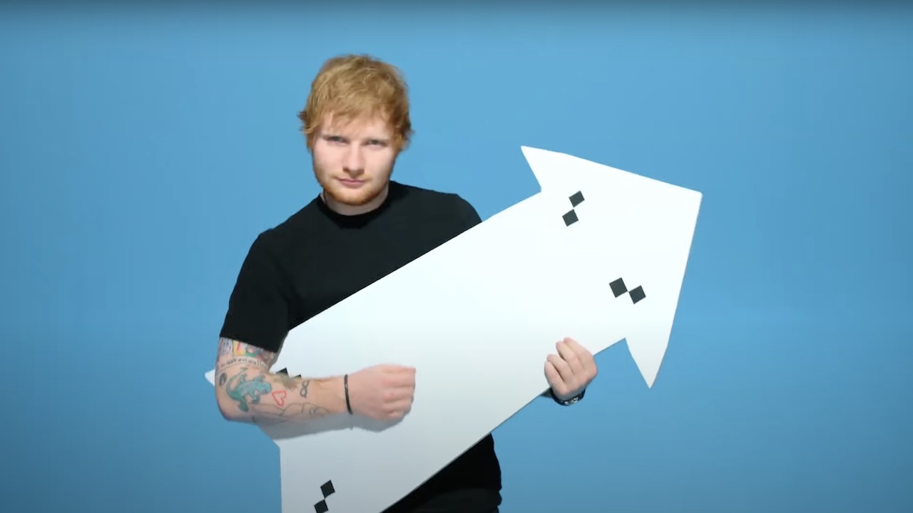 Ed Sheeran holding an error behind the scenes.